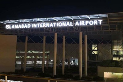Sanitary worker rewarded for returning lost bag containing valuables worth Rs4m at Islamabad airport