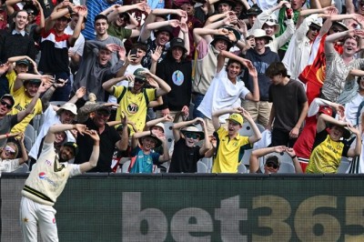 Hassan Ali's dance moves with crowd during Pak vs Aus Test goes viral