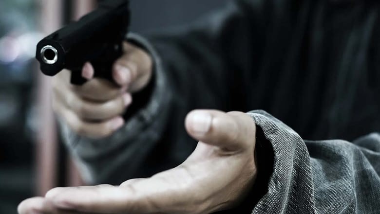 Karachi photographer deprived of over Rs1mln gadgets at gunpoint