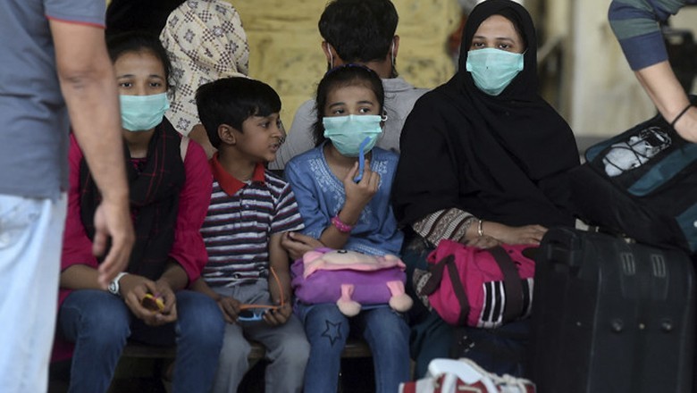 Doctors recommend facemasks amid new viral infection in Karachi