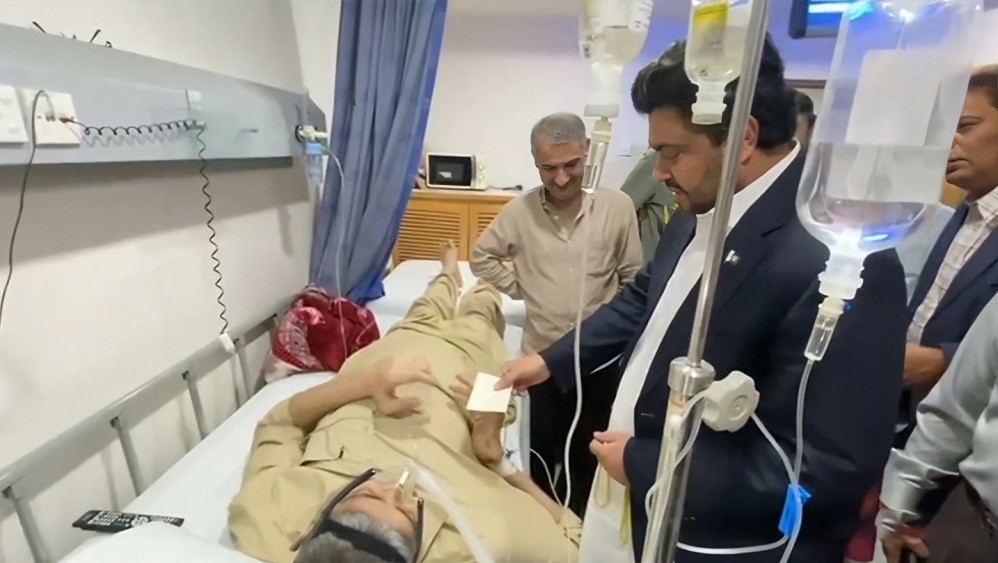 Sindh governor visits Naseer Soomro, hands over cheque for treatment