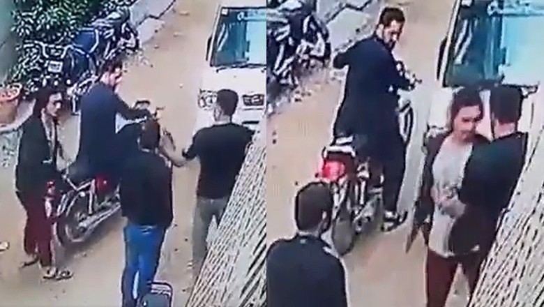 VIDEO: Robbers loot two men outside their home in Karachi