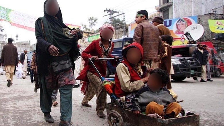 Woman files lawsuit against fellow beggars for expelling her from begging spot in Karachi