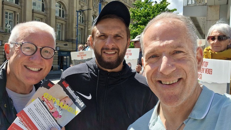 Shahid Afridi comes under fire for posing with Israeli protesters in UK