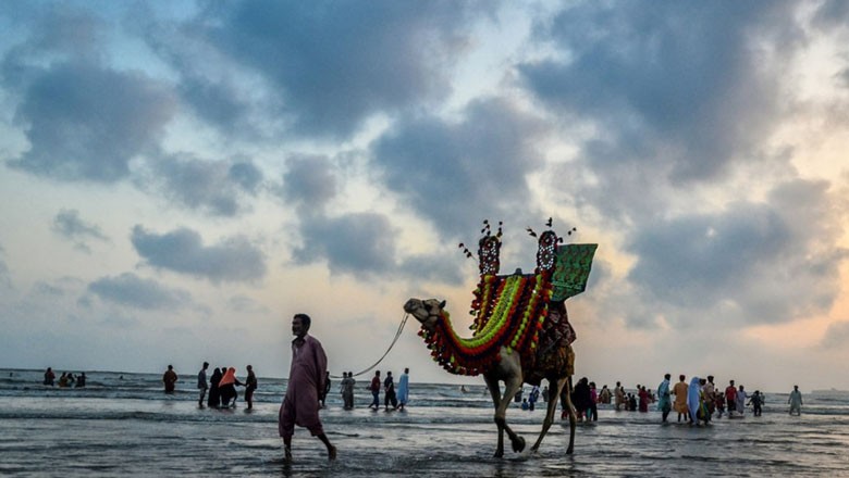 Heatwave likely to end in Karachi as sea breezes return tonight