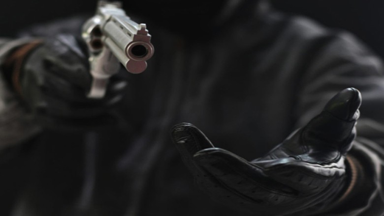 Eight years old girl, woman injured for resisting robbery in Karachi