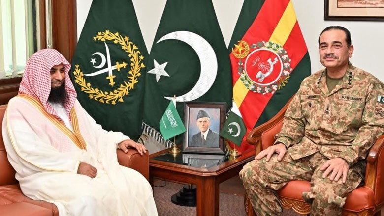 COAS Syed Asim discusses 'matters of mutual interest' with Imam Masjid-e-Nabvi (PBUH)