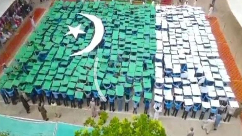 1,200 students create 'human flag' to mark Pakistan's Independence Day