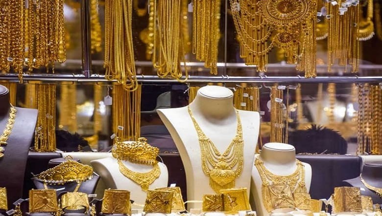 Gold prices soar to record high in Pakistan