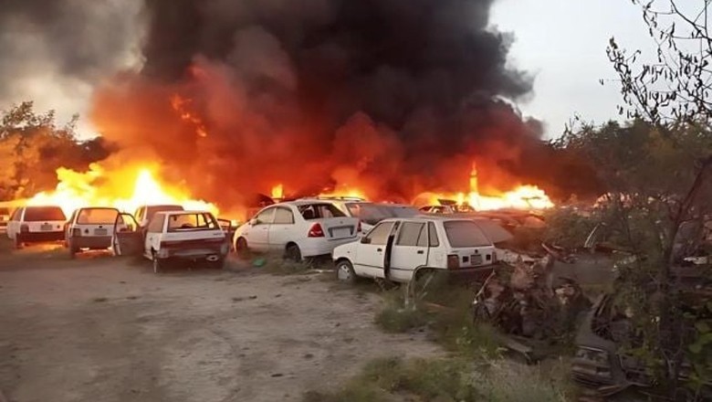 Video: More than 30 vehicles gutted in fire at Karachi’s Clifton