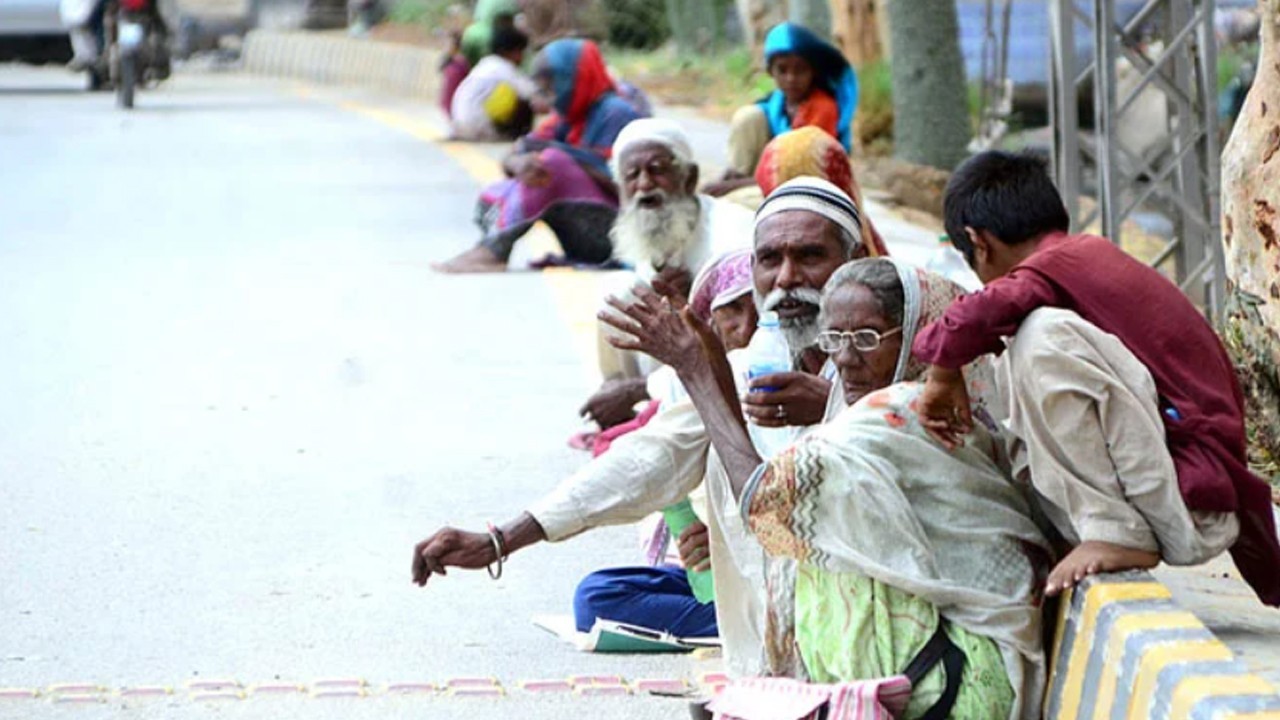 Govt plans to strengthen laws to prevent Pakistani beggars from going abroad