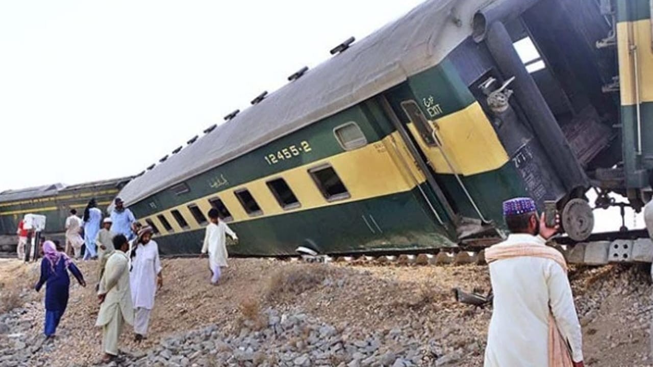 Driver blamed after Karachi-bound Shalimar Express derails near Shahdara
