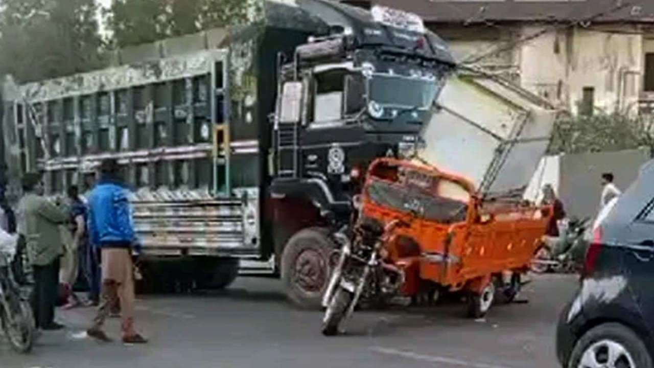 Govt bans daytime entry of dumpers in Karachi