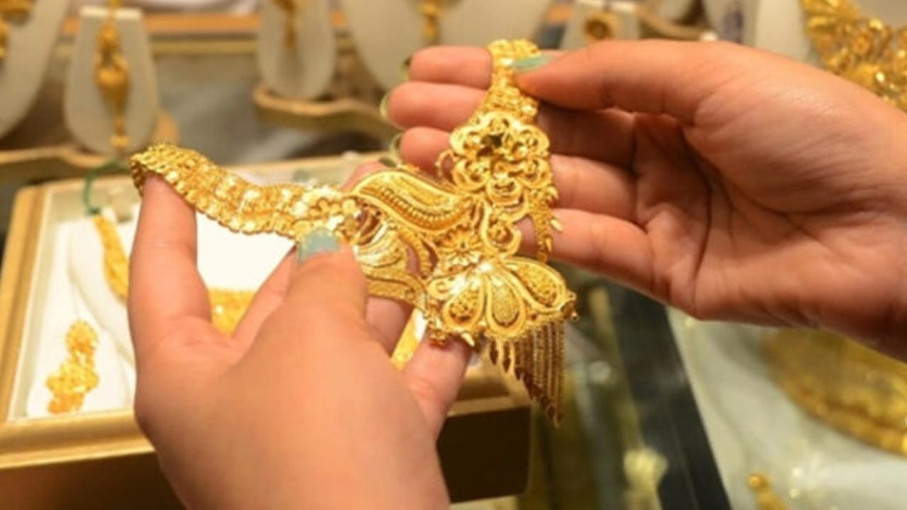 Gold price per tola surges to record Rs303,100 in Pakistan