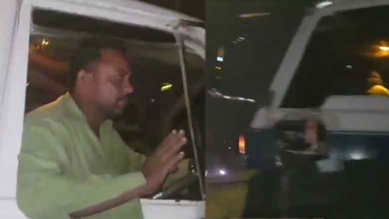 Dumper driver attempts to run over bystanders after accident in Karachi