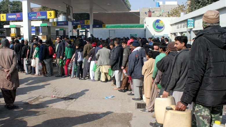 Petrol hits Rs1200 per litre in Kurram amid road blockages: reports