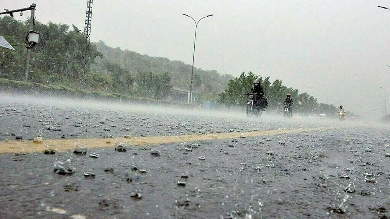 Parts of Karachi receive light rain