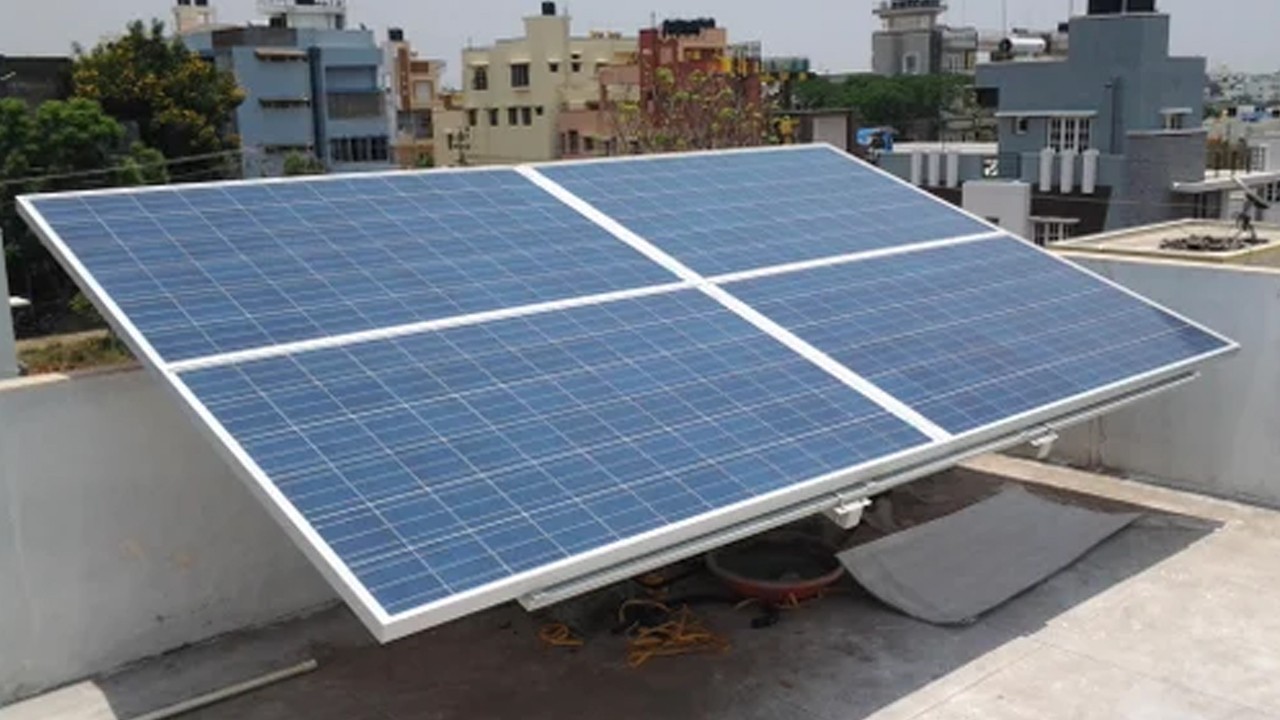 Sindh to distribute free 500,000 solar panels this year