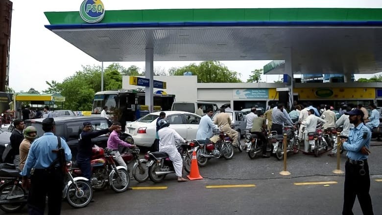 Petroleum dealers reject deregulation policy, threaten nationwide shutdown