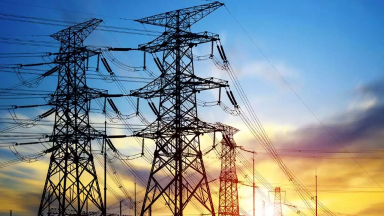 Govt to cut electricity prices by Rs 6-8 per unit in two months