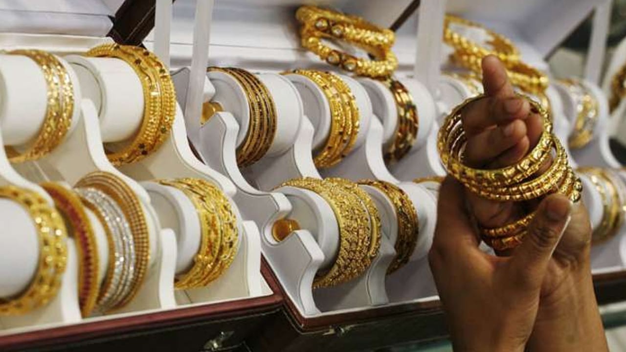 Gold prices rise by Rs1,650 to reach Rs319,000 per tola