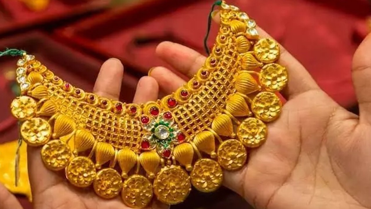 Gold prices surge by Rs1,800 per tola in Pakistan