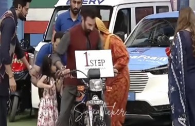Fahad Mustafa praised for thoughtful gesture toward young girl on game show