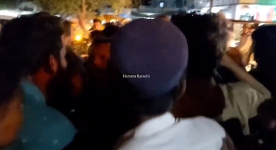 Furious residents intercept, beat truck driver after nea-tragic accident in Karachi's Malir area