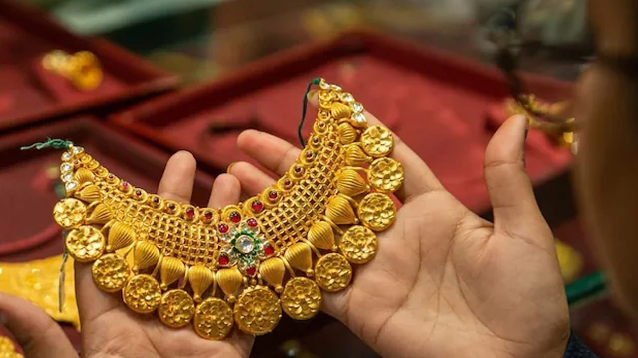 Gold price soars to record high in Pakistan