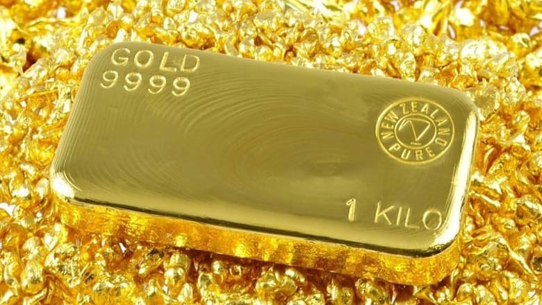 Gold prices fall by Rs5,500 per tola