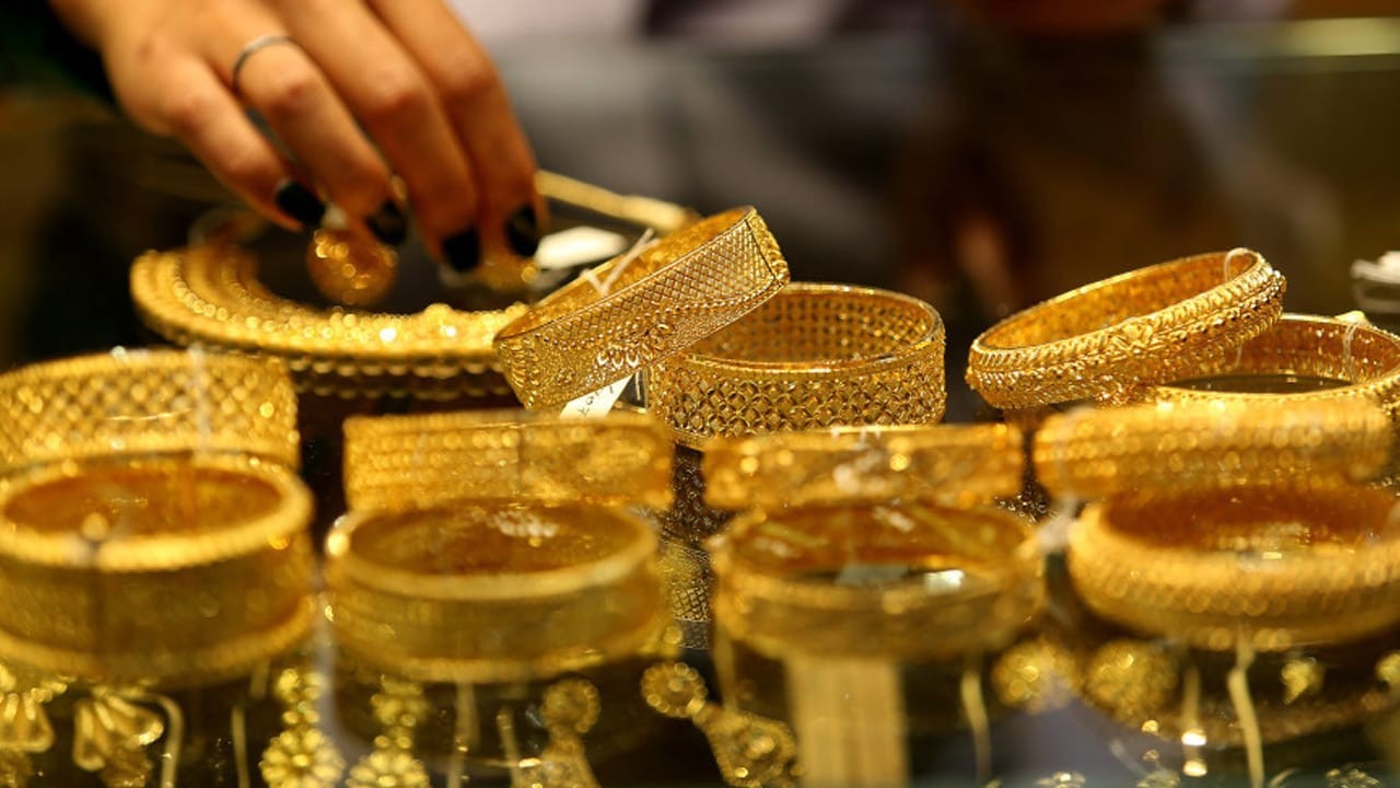Gold prices slide in Pakistan amid international market drop