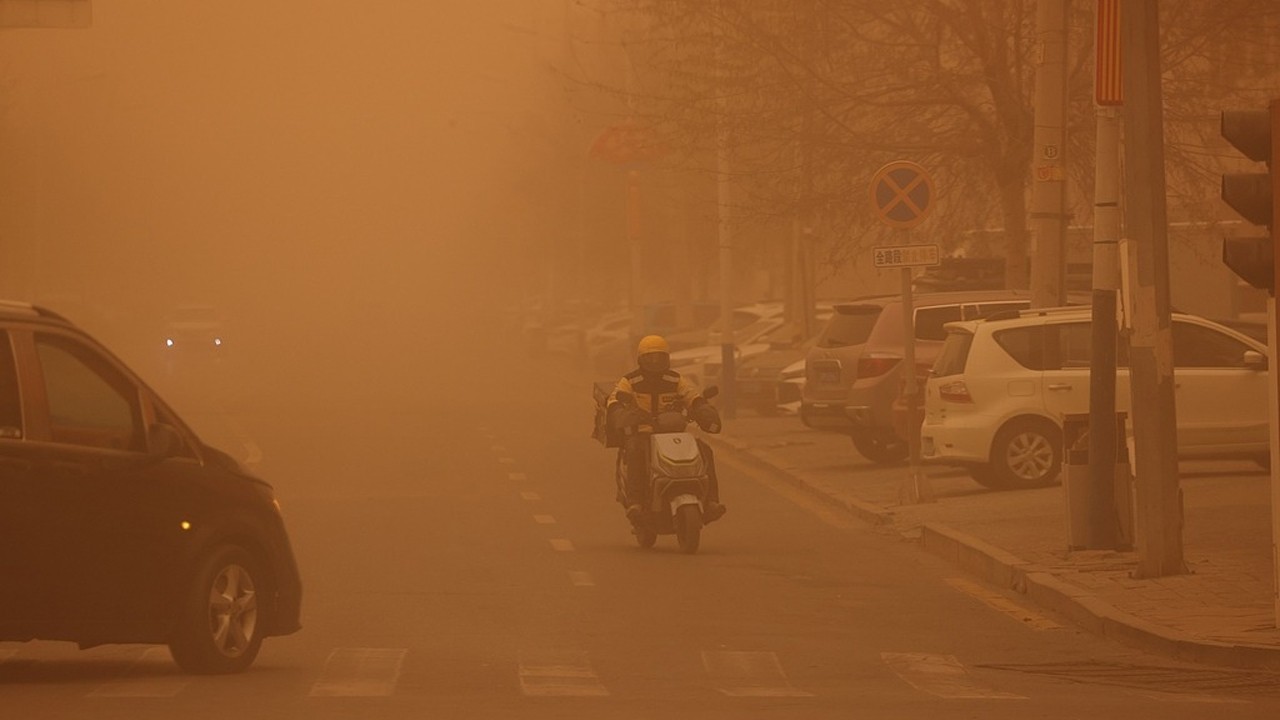 “Lighter people can be swept away:” Severe strong winds prompt orange alert in China