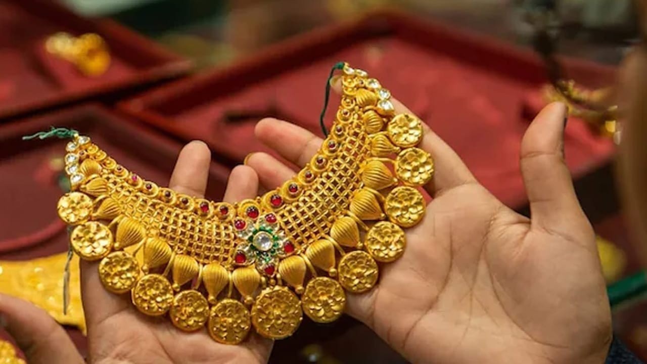 Gold prices hit all-time high in Pakistan amid global surge