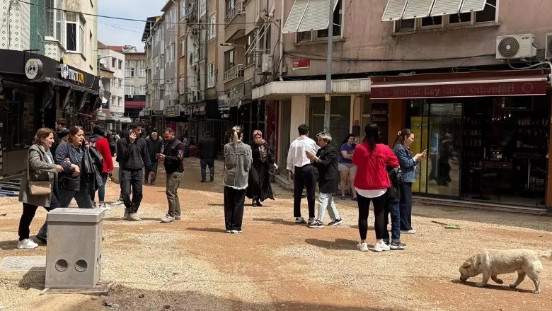 Thousands rush out of their homes in Istanbul after 6.2 magnitude earthquake