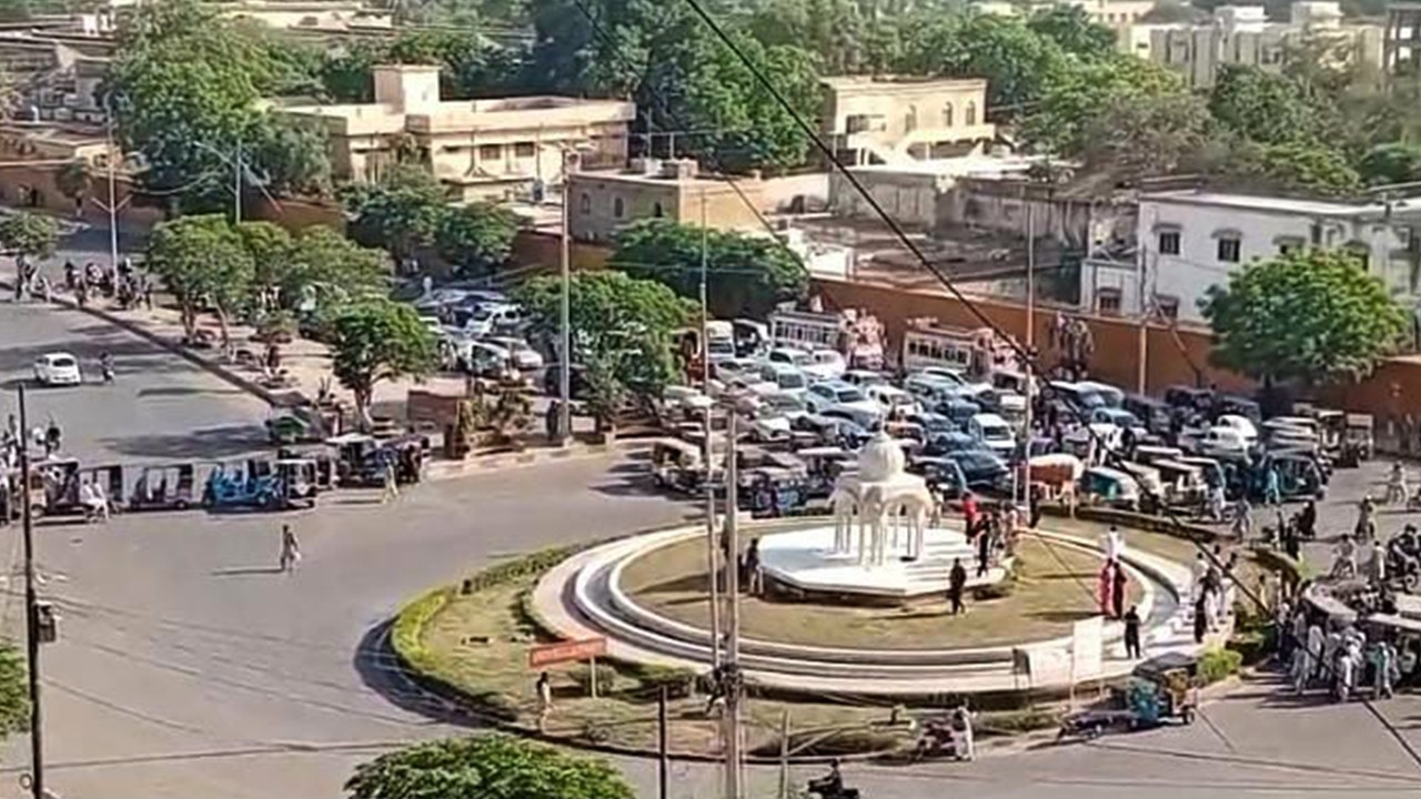 Karachi rickshaw drivers stage protest at Fawwara Chowk, bring traffic to a standstill