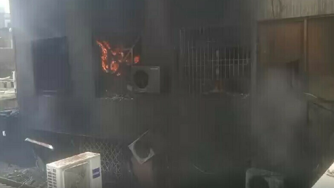 Unknown armed men set several govt buildings on fire in Kalat