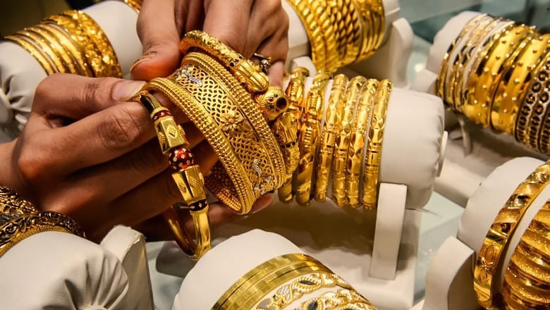 Gold prices surge for second day in Pakistan