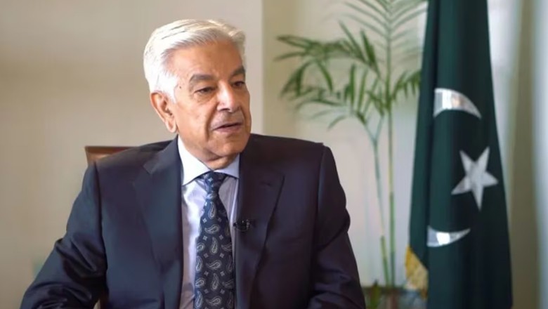 Khawaja Asif sees current situation as 'golden chance' to resolve Kashmir issue