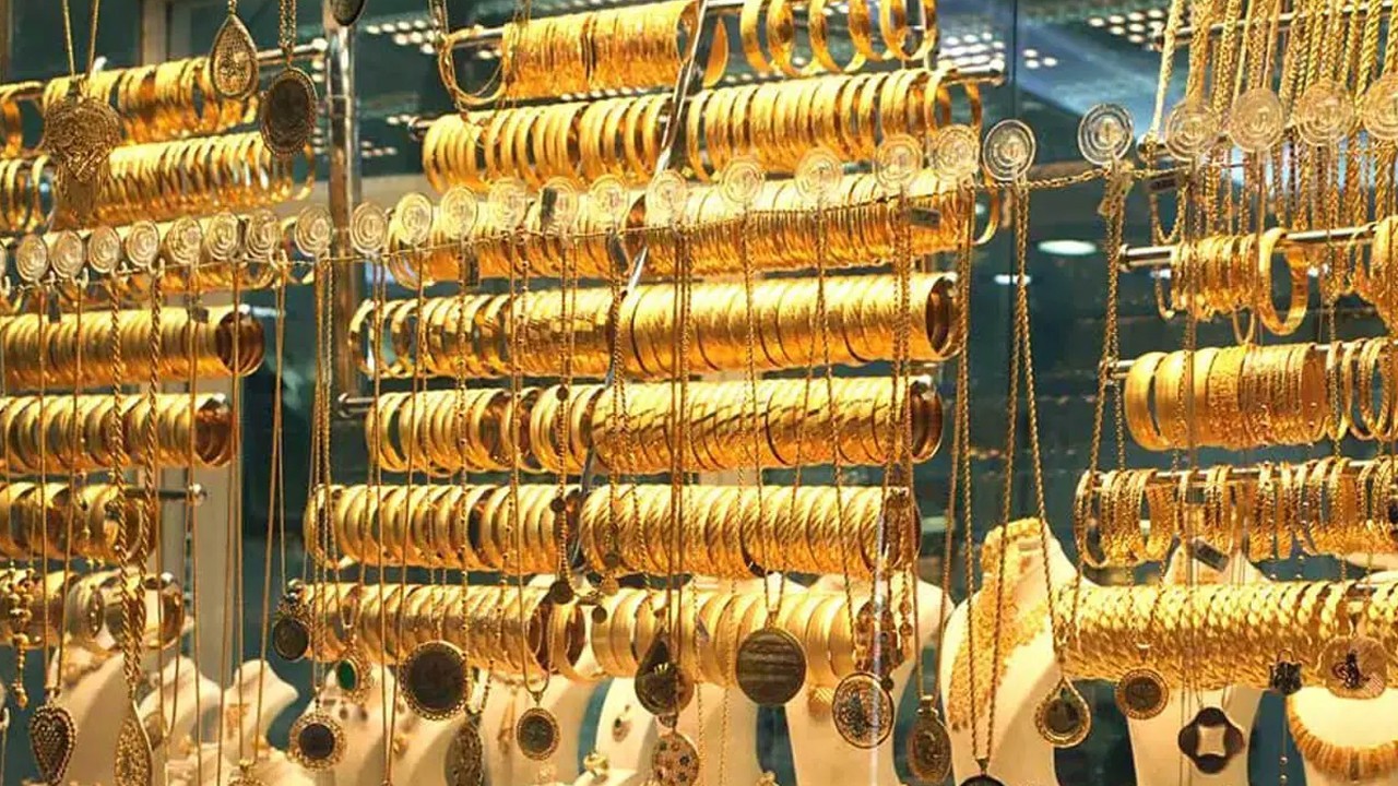 Gold prices drop in Pakistan by Rs2,600 per tola