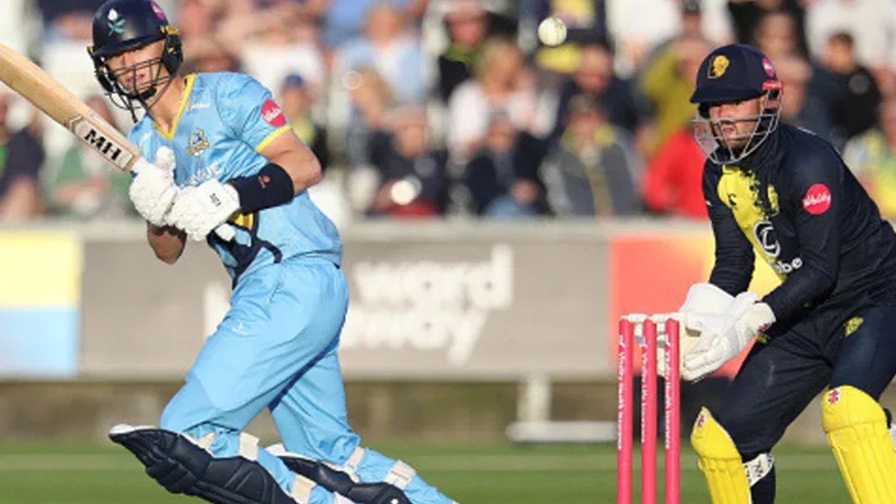 Bizarre cricket moment as English team all out for two runs in London while chasing 427