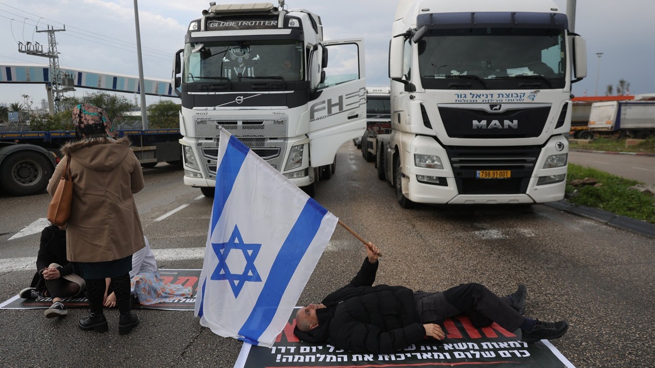 Israeli protesters block humanitarian aid trucks headed to Gaza