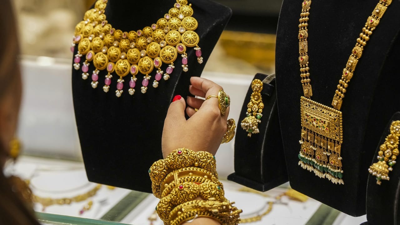 Gold prices surge sharply in domestic market