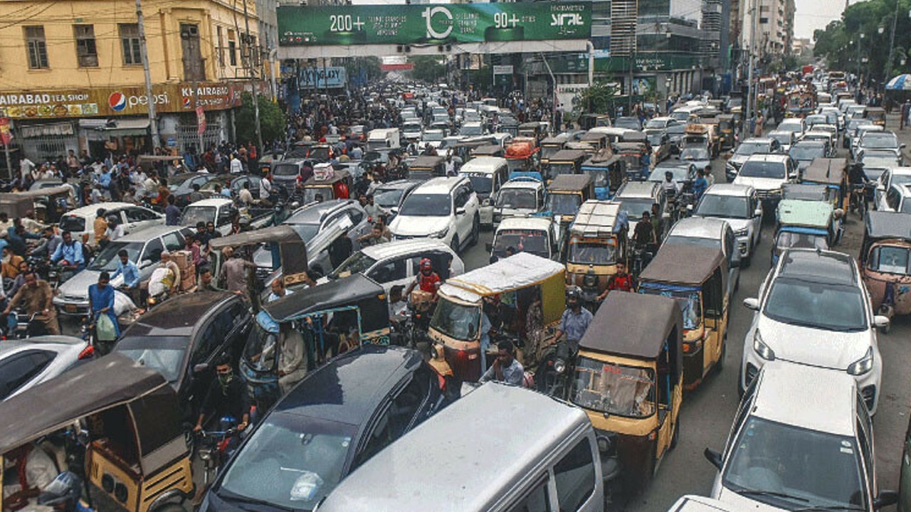 Sindh govt bans parking on Karachi's major arteries, including II Chundrigarh Road