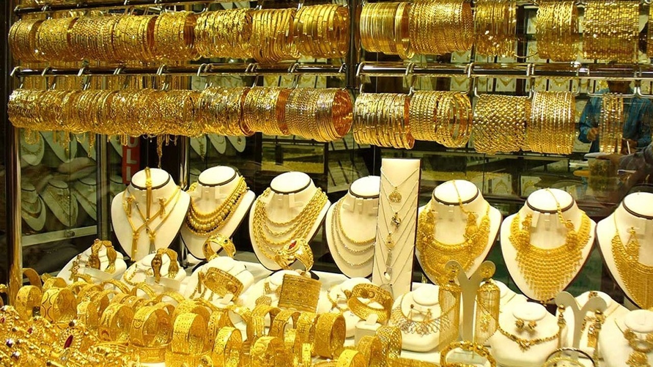 Gold price drops Rs3,000 per tola in Pakistan