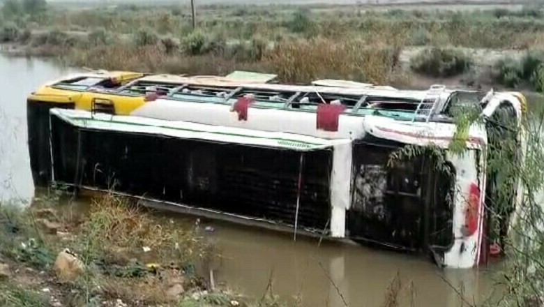 6 killed, 12 injured as picnickers' bus en route to Keenjhar Lake overturns in Thatta