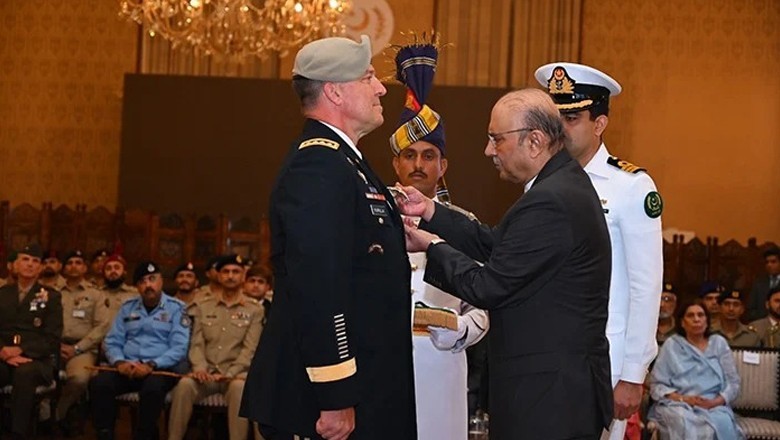 President Zardari confers Nishan-e-Imtiaz on US Centcom chief
