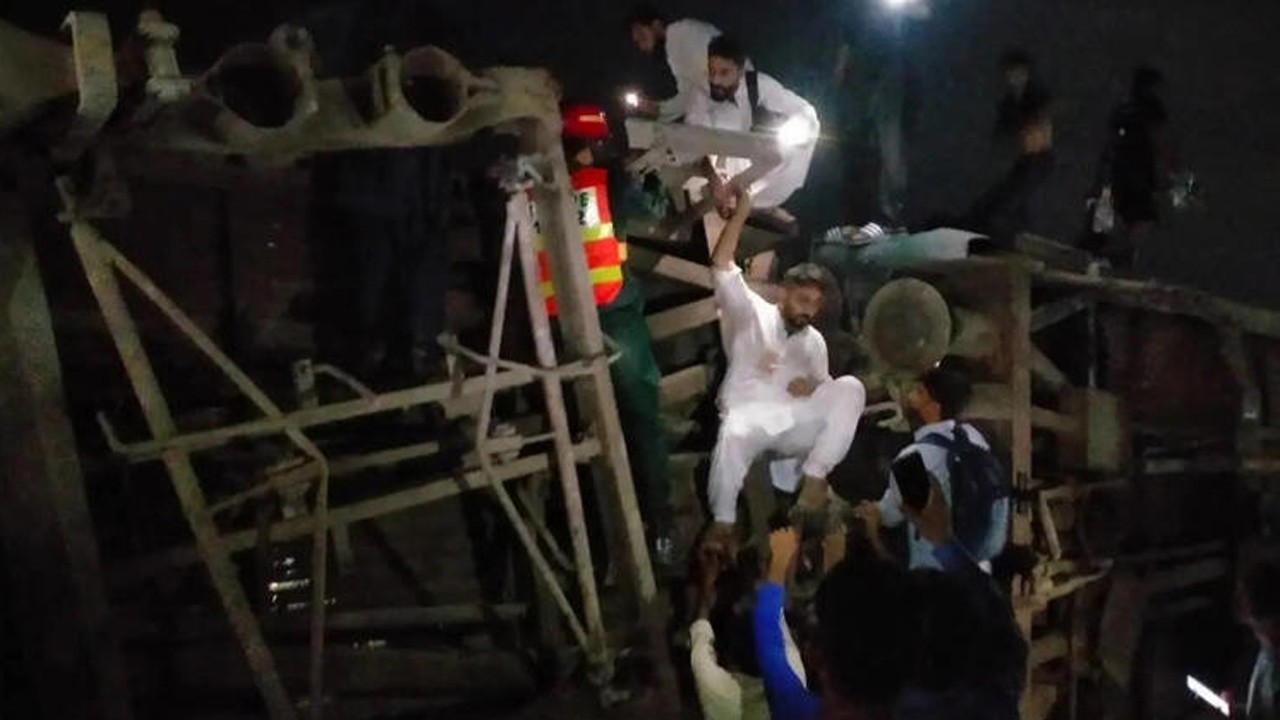 Over 30 injured as Islamabad express derails near Kala Shah Kaku