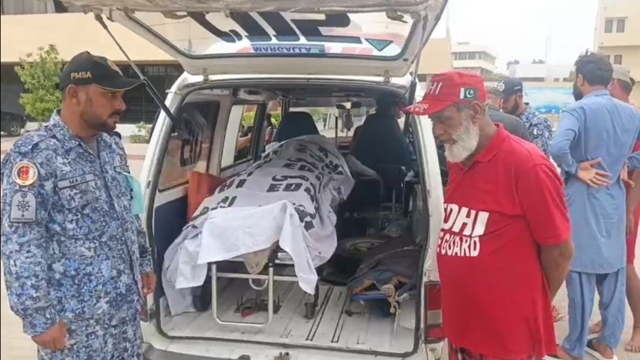 Body of man who jumped into sea after throwing his children recovered