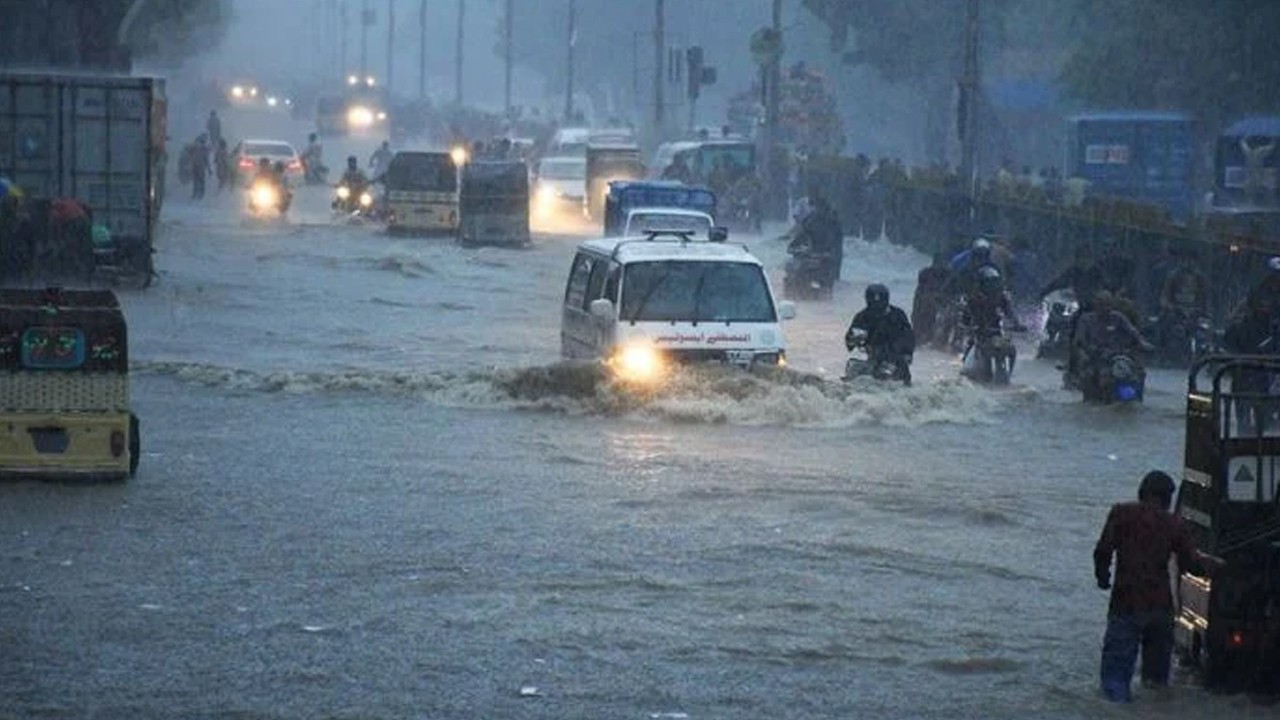 PMD forecasts heavy rain, thunderstorms in Karachi starting next week