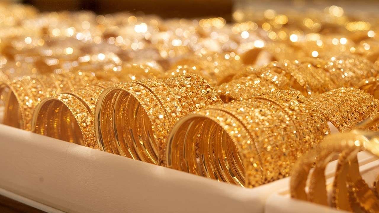 Gold rates down by Rs1,400 per tola in Pakistan